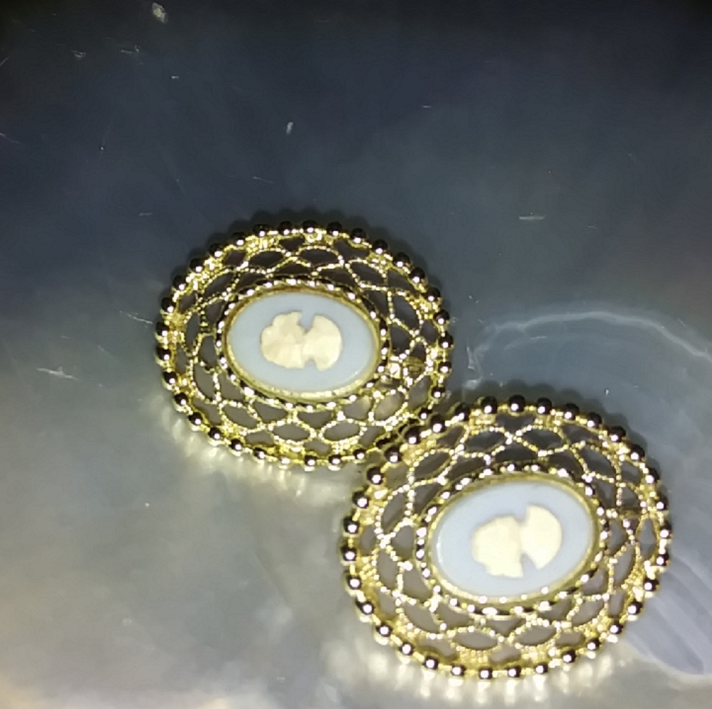 Camio clip vintage earrings